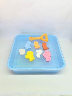 Bluey Deluxe Sensory Sand Bin With Top 7 Molds & Rake No Sand Included Bin Only